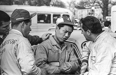 Jack Brabham with Honda mechanics, 1965 Spring Trophy, Oulton Park