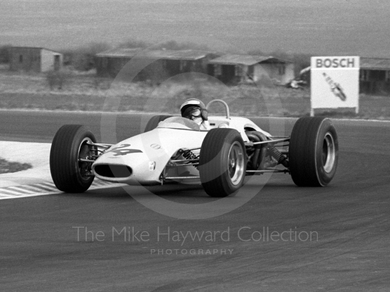 Peter Gethin, Lythgoe Chevron B10, Thruxton Easter Monday F2 International, 1968.
