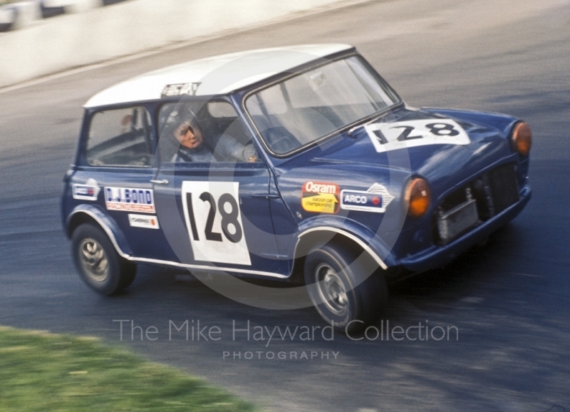 Bob Jones, Mini Cooper S, Hepolite Glacier Saloon Race, at Shaws Hairpin, Mallory Park, 1971
