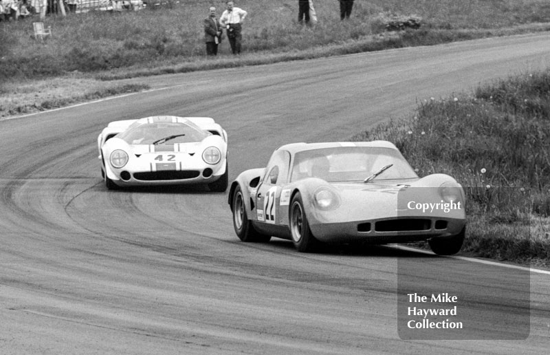 John Lepp, Chevron B8, Denny Hulme, Lola T70, 1968 Tourist Trophy, Oulton Park.
