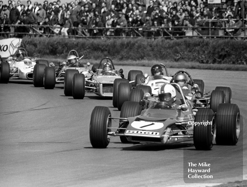 Dave Walker, Gold Leaf Team Lotus 69, followed by Bev Bond, Ensign LNF1, James Hunt, March 713S, Barrie Maskell, Chevron B18, Freddy Kottulinsky, Lotus 69, and Colin Vandervell, Brabham BT35, GKN Forgings Trophy, International Trophy meeting, Silverstone, 1971.
