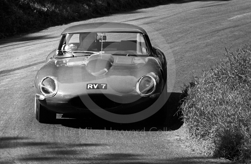 R Jennings, lightweight E type Jaguar reg no RV 7, British Hill Climb Championship, Shelsley Walsh, June 1968.