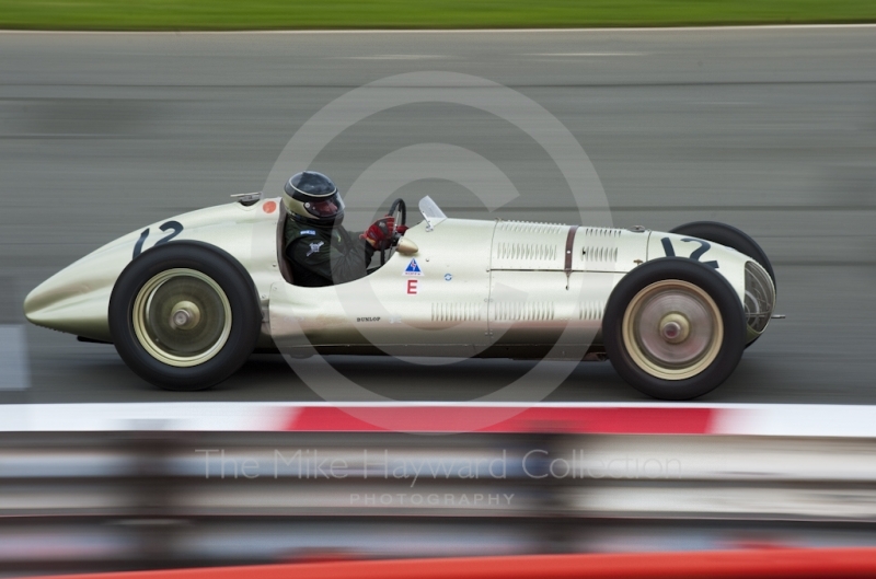 Duncan Ricketts, 1935 ERA GP1, at Woodcote Corner, HGPCA Front Engine Grand Prix Cars, Silverstone Classic, 2010