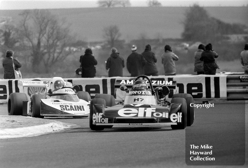 Jacques Laffite, Ecurie Elf Ambrozium Martini Mk 16, followed by Vittorio Brambilla, Project Three Racing March 752, Thruxton, Easter Monday 1975.
