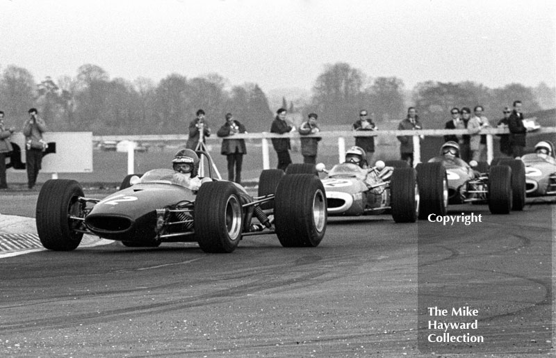 Piers Courage, Brabham BT23C, ahead of Jean-Pierre Beltoise, Matra MS7, Jochen Rindt, Brabham BT23C, and Derek Bell, Church Farm Racing Brabham BT23C, Thruxton Easter Monday F2 International, 1968.
