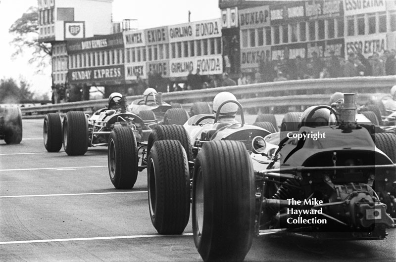 Cars leave the grid, Oulton Park, BRSCC Â£1000 1967.
