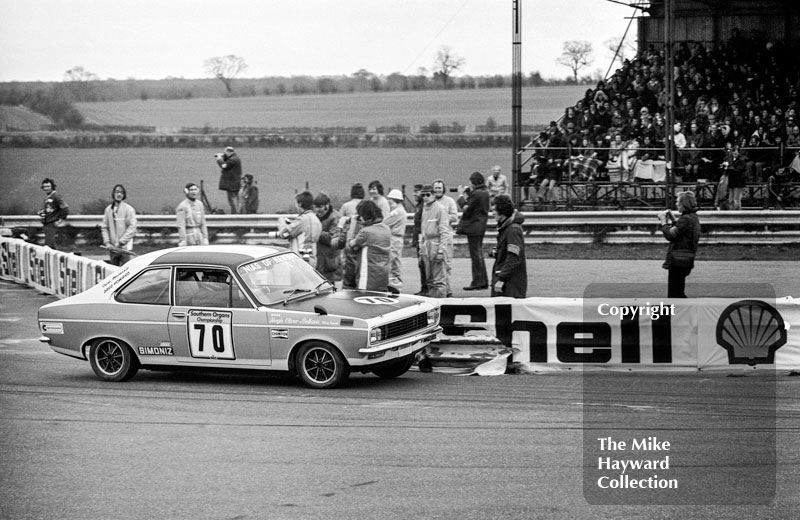 Hugh Oliver-Bellasis, Hillman Avenger, Thruxton, 1975 BTCC.
