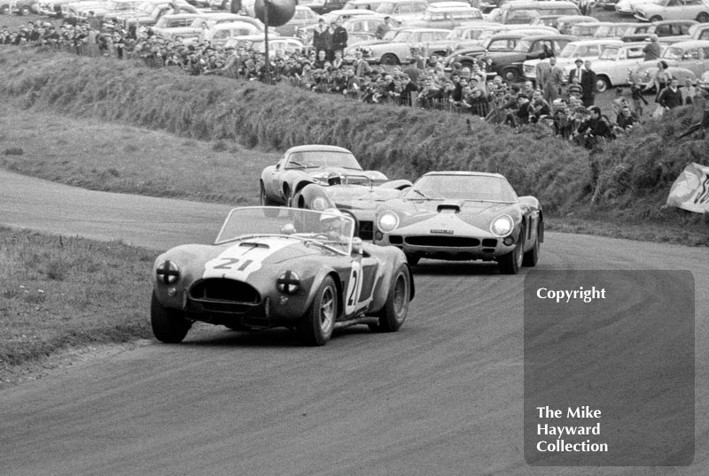 Sir John Whitmore, Alan Mann, Shelby Cobra, Mike Salmon, Dawnay Racing Ferrari 250 GTO, David Hobbs, Harold Young Lola T70, 1965 Tourist Trophy, Oulton Park.
