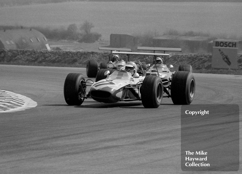 Nanni Galli, Tecno 68, followed by Clay Regazzoni and Derek Bell, both driving a Ferrari Dino 166, Thruxton, 1969 Wills Trophy.
