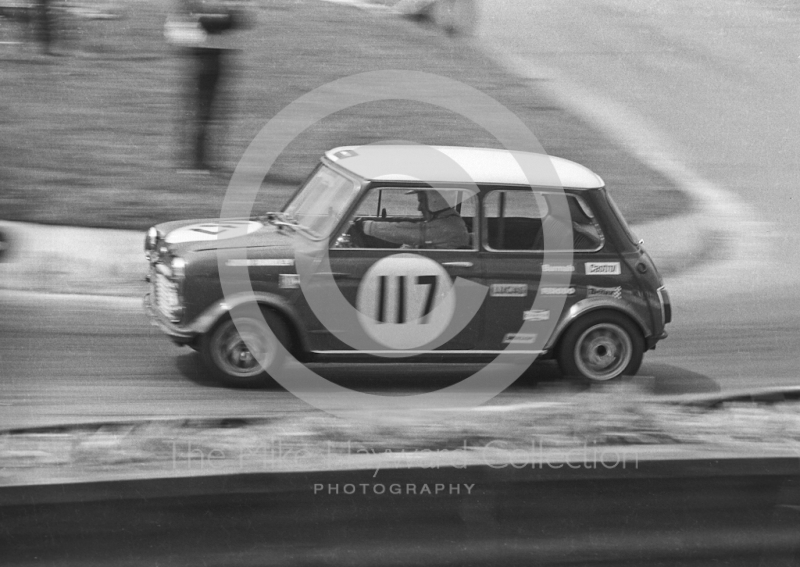 John Handley, British Leyland Mini Cooper S, Shaw's Hairpin, British Saloon Car Championship race, BRSCC Guards 4,000 Guineas International meeting, Mallory Park, 1969.
