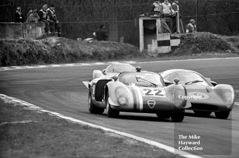 Gustave Gosselin/Claude Bourgoignie, VDS Alfa Romeo 33, with Trevor Taylor/Hugh Dibley, Team Elite Lola T70, Brands Hatch, BOAC 500 1969.
