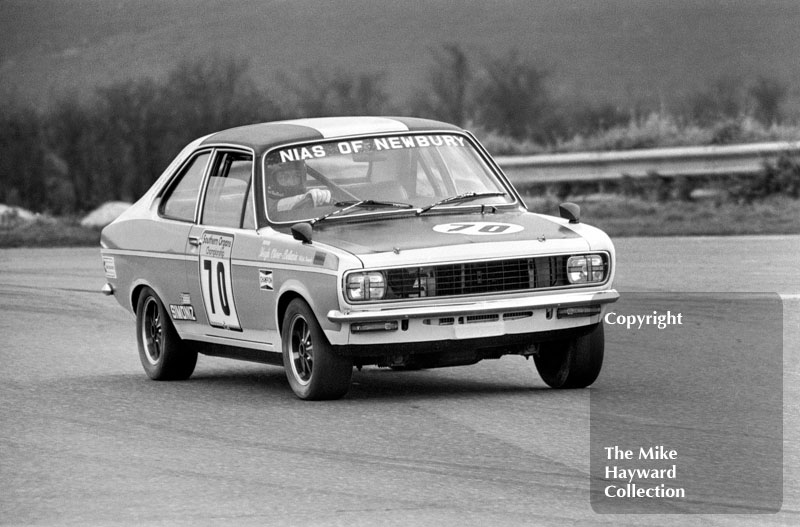 Hugh Oliver-Bellasis, Hillman Avenger, Thruxton, 1975 BTCC.
