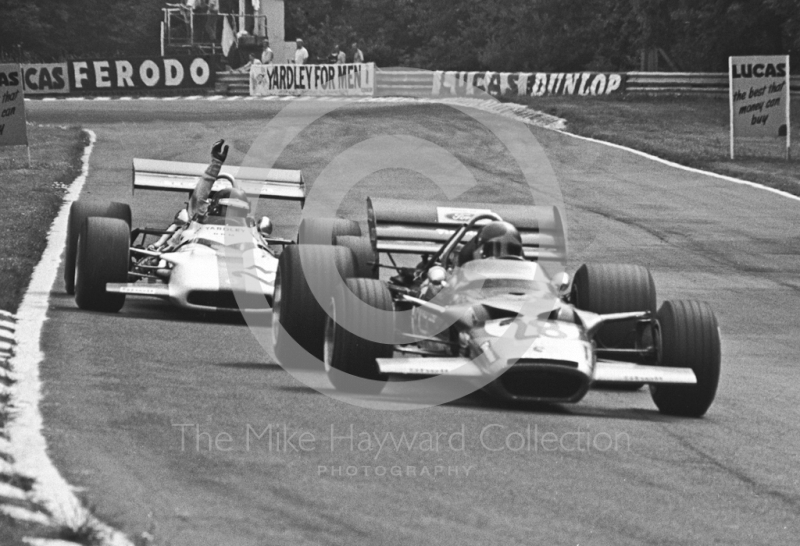 Jackie Oliver, Yardley BRM P153 V12, signals to Emerson Fittipaldi, Gold Leaf Team Lotus 49C V8, British Grand Prix, Brands Hatch, 1970
