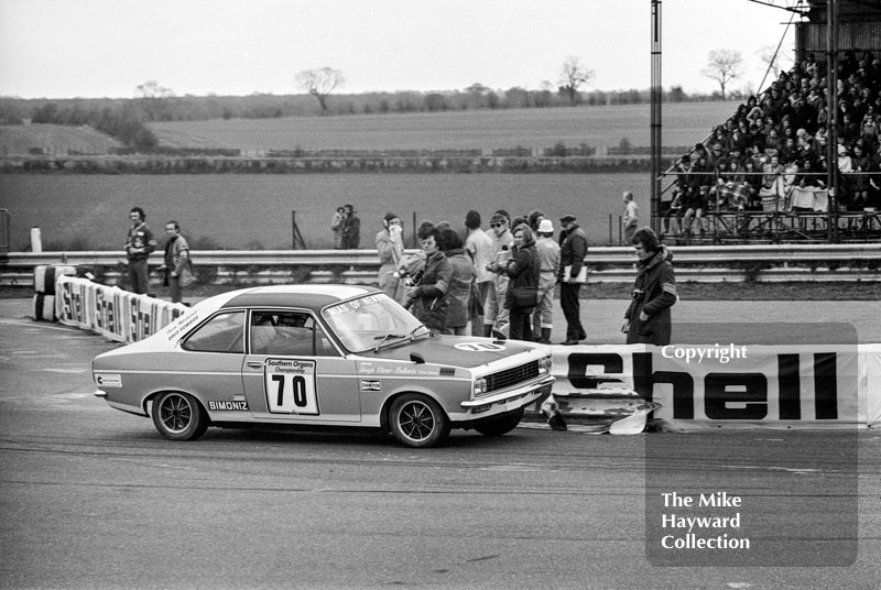 Hugh Oliver-Bellasis, Hillman Avenger, Thruxton, 1975 BTCC.
