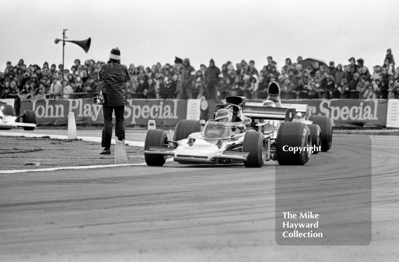 Ronnie Peterson, JPS Lotus 72E, closely followed by Jackie Stewart, Tyrrell 006/2, Silverstone, 1973 International Trophy.
