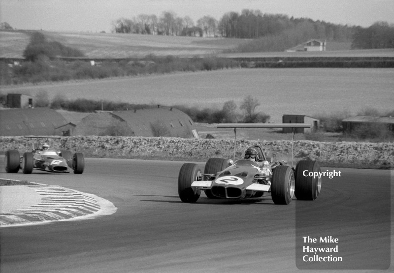 Jochen Rindt, Lotus 59B, followed by Ernesto Brambilla, Ferrari Dino 166, Thruxton, 1969 Wills Trophy.
