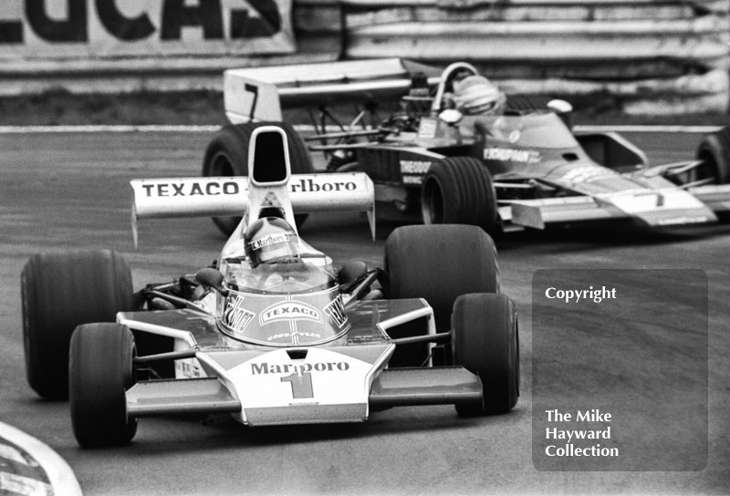 Emerson Fittipaldi, McLaren M23, ahead of Vern Schuppan, Theodore Racing F5000 Lola T332, Brands Hatch, Race of Champions 1975.
