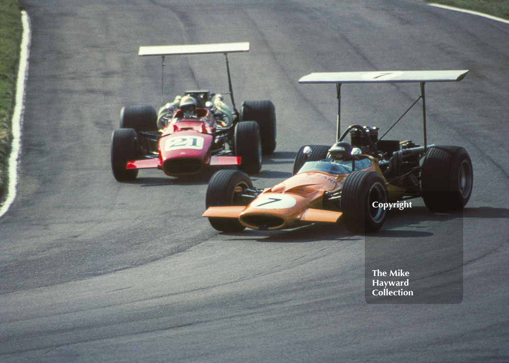 Peter Gethin, Church Farm Racing McLaren M10A/1 Chevrolet V8, Mike Hailwood, Lola T142, Guards F5000 Championship, Oulton Park, April 1969.
