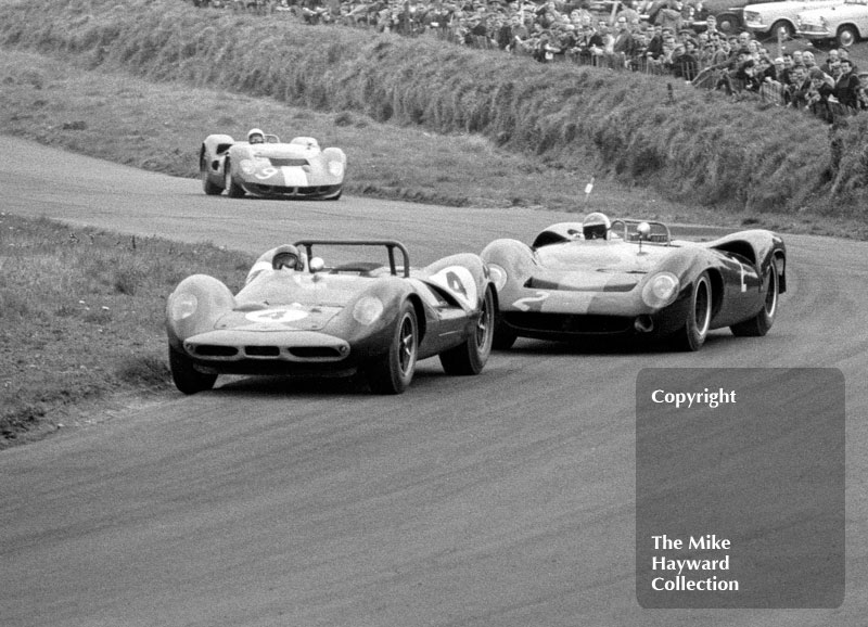 Jim Clark, Lotus 30, David Hobbs, Lola T70, Bruce McLaren, Elva Oldsmobile, 1965 Tourist Trophy, Oulton Park.
