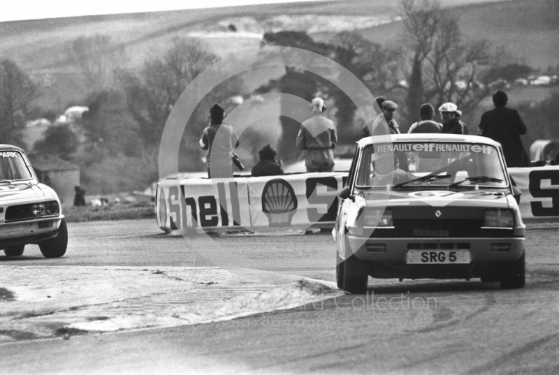 Brian Muir, Renault Elf Competitions Renault 5LS (SRG 5), Tricentrol British Touring Car Championship, F2 International meeting, Thruxton, 1977.
