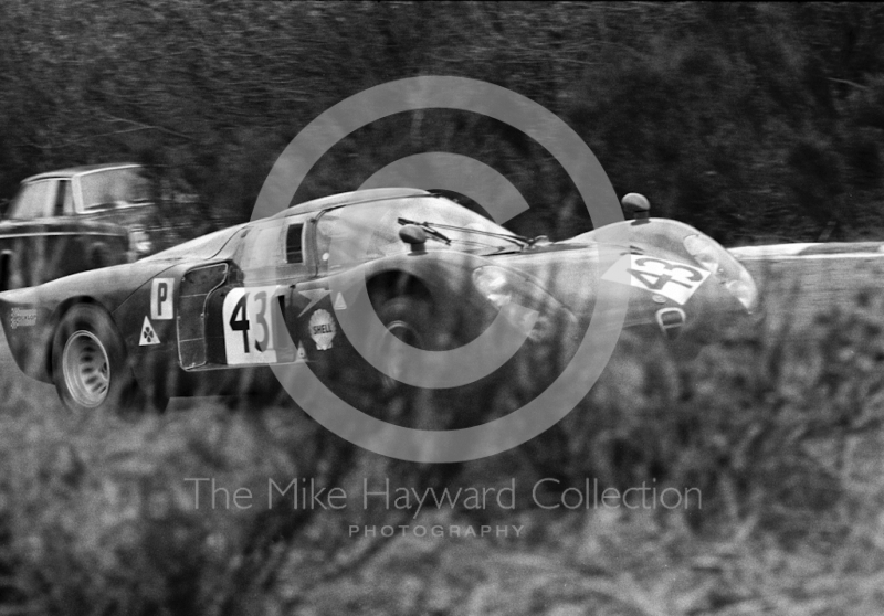 Autodelta Alfa Romeo T33/2 of Lucien Bianchi/Udo Schutz, 1968 BOAC 500, Brands Hatch
