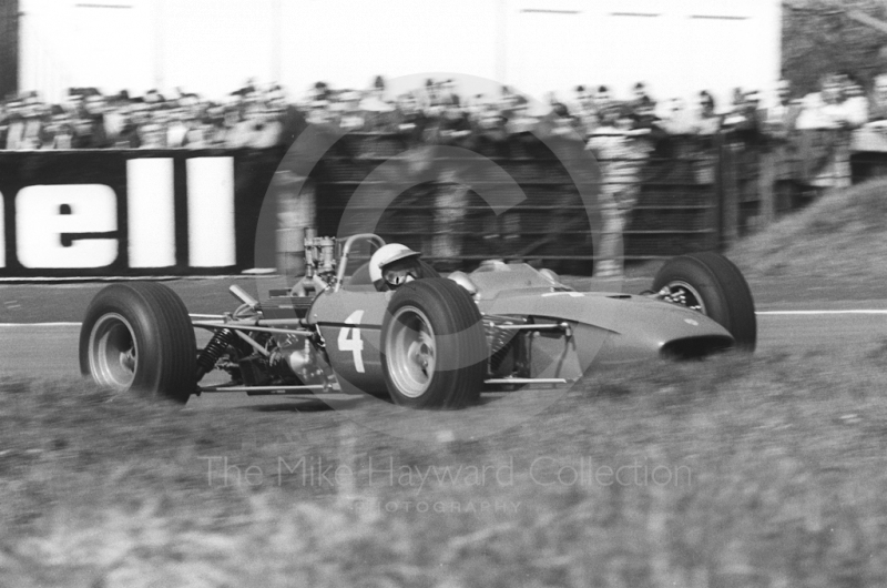 Brian Newton, Tecno 68, at Lodge Corner, BRSCC Trophy, Formula 3, Oulton Park, 1968.
