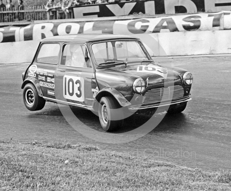 Bob Fox, Wesley Mini Cooper S, Hepolite Glacier Saloon Race, Mallory Park, 1971
