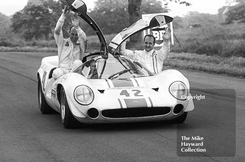 Winner Denny Hulme, Lola T70, and runner-up Richard Attwood, Oulton Park, Tourist Trophy 1968.
