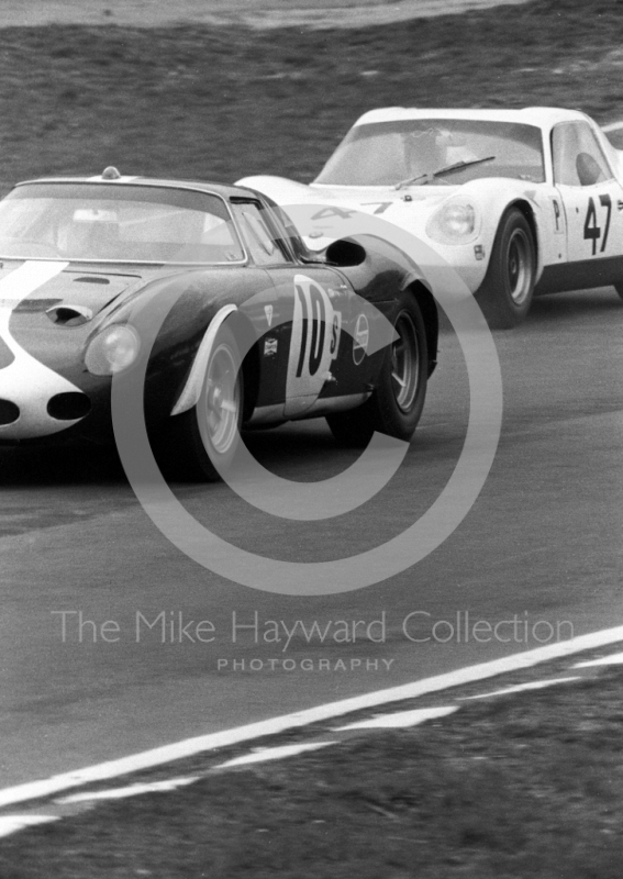 Paul Vestey/Roy Pike, Ferrari 250LM, and Digby Martland/Brian Classick, Chevron B8 BMW, BOAC 500, Brands Hatch, 1968
