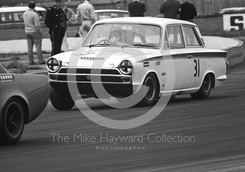 Brian Robinson, Tony Dean Racing Lotus Cortina, at Becketts Corner, Silverstone Martini International Trophy 1968.
