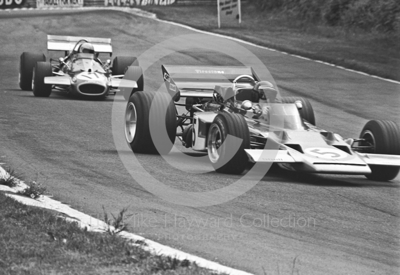 Jochen Rindt, Gold Leaf Team Lotus 72C V8, leads Jack Brabham, Brabham BT33 V8, British Grand Prix, Brands Hatch, 1970
