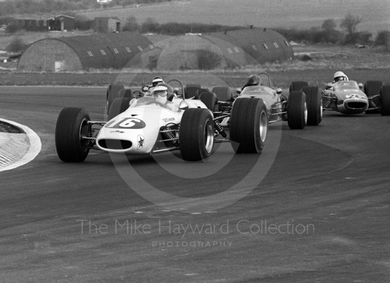 Kurt Ahrens Jnr, Caltex Racing Brabham BT23C, leads Jo Schlesser, Mclaren M4a (26) into the chicane at the Thruxton Easter Monday F2 International, 1968.
