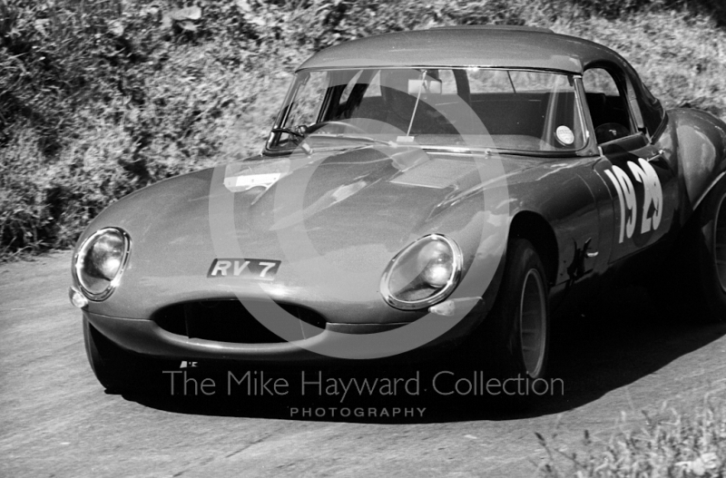 R Jennings, lightweight E type Jaguar reg no RV 7, British Hill Climb Championship, Shelsley Walsh, June 1968.