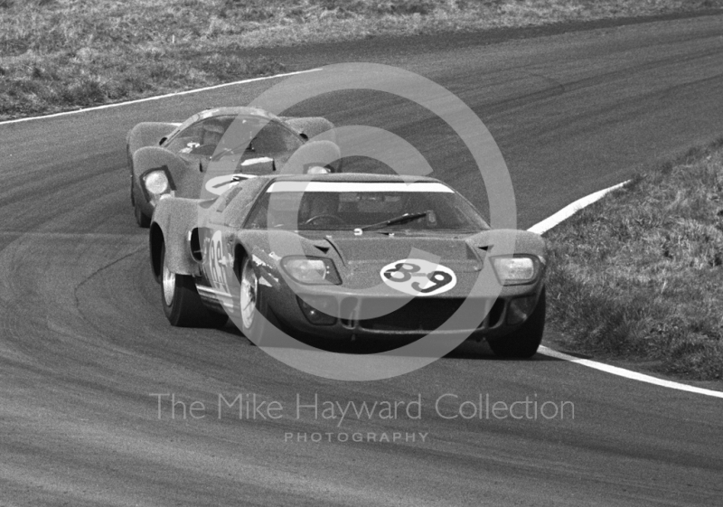 Paul Hawkins, Ford GT40, and David Piper, Ferrari P4, Oulton Park, Spring Cup 1968.
