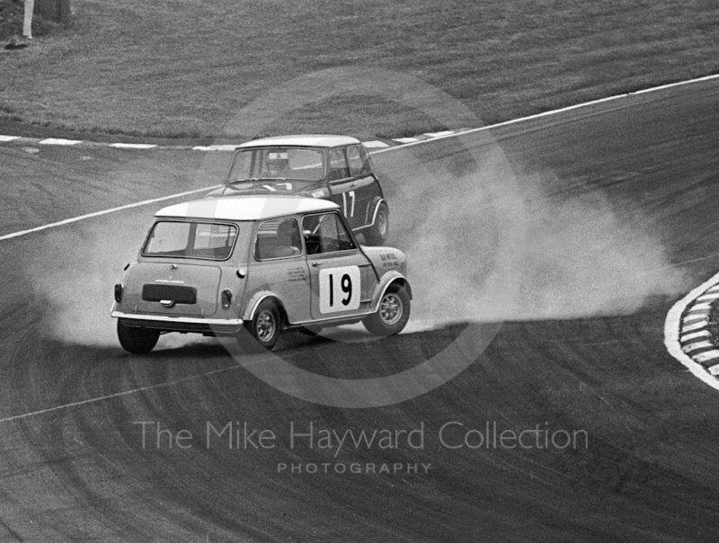 Peter Lague, Mini Cooper S, Colin Youle, Mini Cooper S, 1968 Grand Prix meeting, Brands Hatch.
