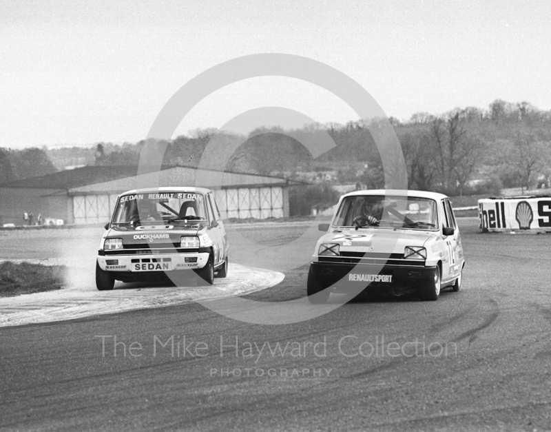 Susi Tucker-Peake, Sedan Products Renault 5TS, and Charles Sawyer-Hoare, James Rawlings Renault 5TS, Tricentrol British Touring Car Championship, F2 International meeting, Thruxton, 1977.
