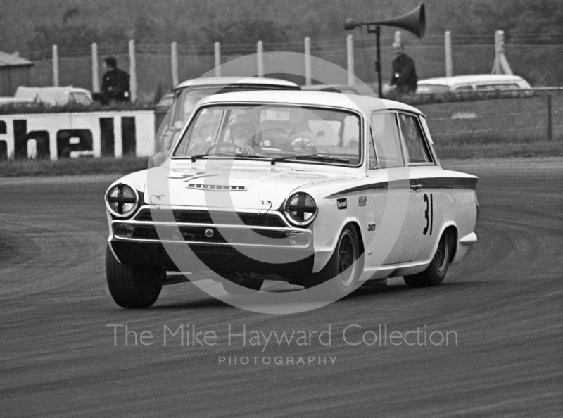 Brian Robinson, Tony Dean Racing Lotus Cortina, at Becketts Corner, Silverstone Martini International Trophy 1968.
