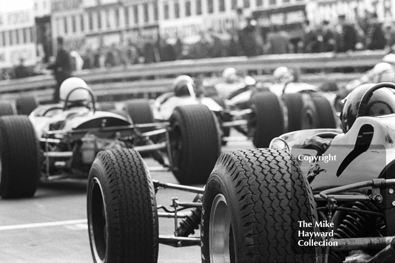 Cars on the grid, Oulton Park, BRSCC Â£1000 1967.
