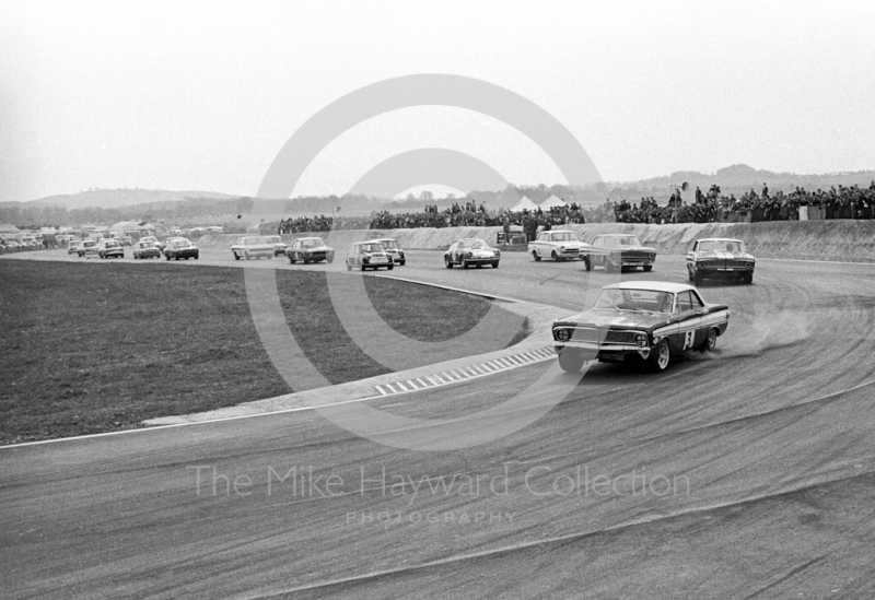 Roy Pierpoint, Ford Falcon Sprint, leads on the first lap, Easter Monday meeting, Thruxton, 1968.
