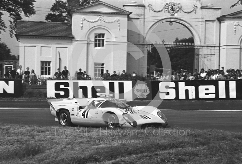 Frank Gardner, Grand Bahama Racing Lola T70 Mk 3B, at Lodge Corner, Oulton Park Gold Cup meeting, 1969.
