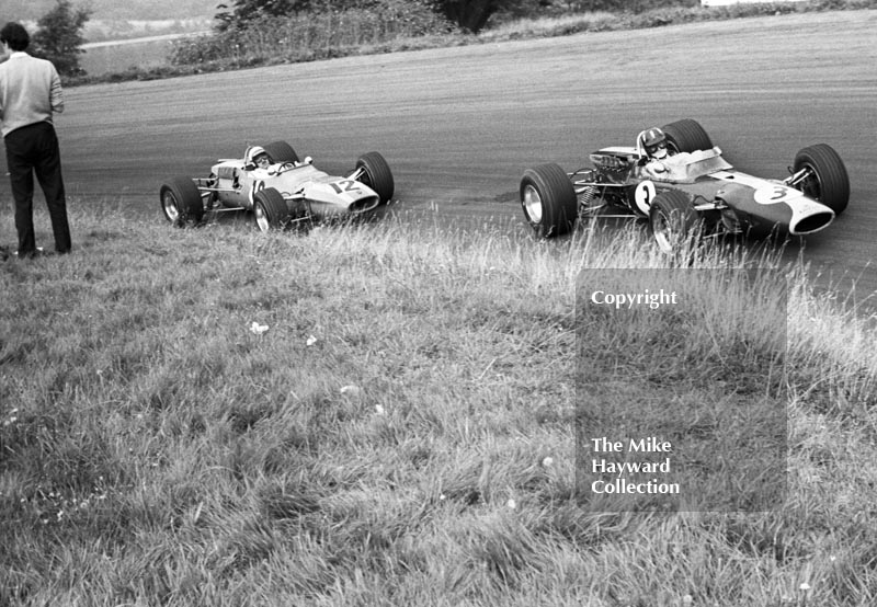 Graham Hill, Team Lotus Ford 48, leads Jo Schlesser, Matra Ford MS5-10, round Esso Bend on the way to 3rd and 4th places, Oulton Park, Guards International Gold Cup, 1967.
