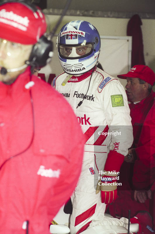 Derek Warwick, Footwork Mugen Honda FA14, in the pits at Silverstone for the 1993 British Grand Prix.
