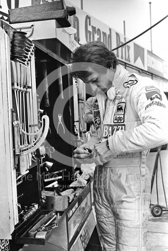 <span style="font-size: 13px;">Gilles Villeneuve uses a pair of mechanic's pliers to trim<span style="font-size: 13px;">&nbsp;his fingernails,<span style="font-size: 13px;">&nbsp;Silverstone, British Grand Prix 1979.
