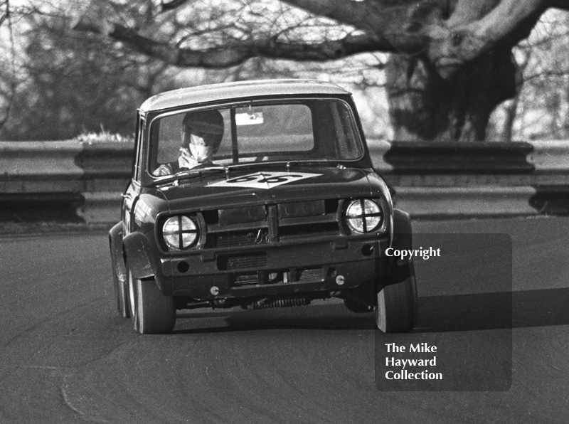Bob Fox, Austin Mini Clubman, Forward Trust Special Saloon Car Race, Mallory Park, 1972.
