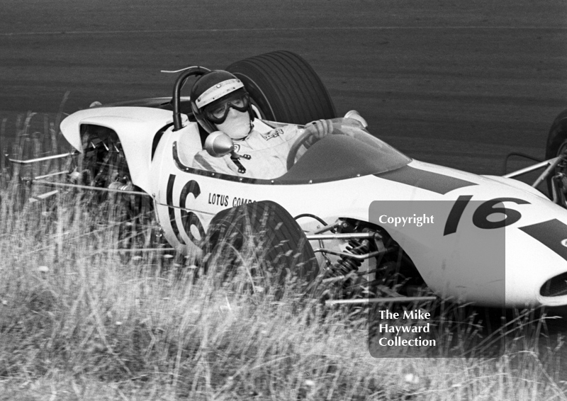 Jackie Oliver, Lotus 41B-FL-30, at Esso Bend, Oulton Park, Guards International Gold Cup, 1967.
