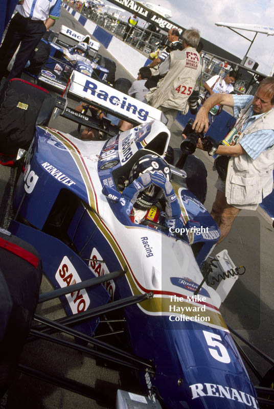 Damon Hill, and David Coulthard, Williams FW17, wait in the pit lane, Silverstone, 1995 british Grand Prix.
