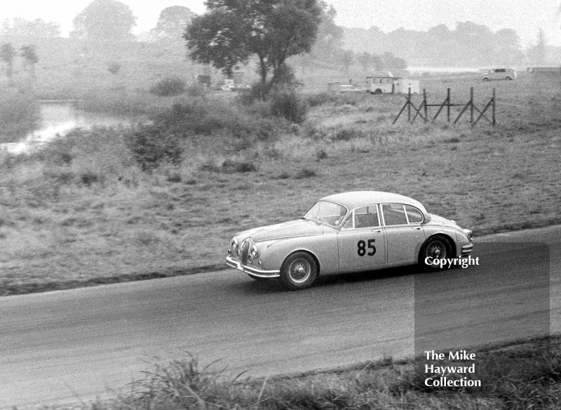 Roy Salvadori, Jaguar 3.8, 1963 Gold Cup, Oulton Park.
