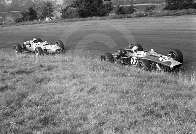Alan Rees, Winkelmann Racing Brabham BT23-4, leads Henri Pescarolo, Matra MS5-04, at Esso Bend on the way to 7th and 8th places, Oulton Park, Guards International Gold Cup, 1967.
