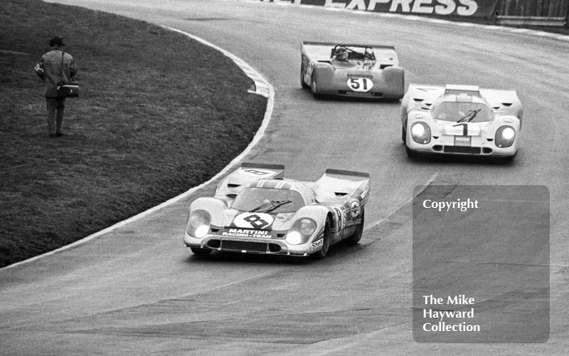 Vic Elford/Gerard Larrousse, Martini Porsche 917K, in the lead, followed by Pedro Rodriguez/Jack Oliver, JW Porsche 917K, and Ickx/Regazzoni/Andretti, Ferrari 312P, Brands Hatch, BOAC 1000k 1971.
