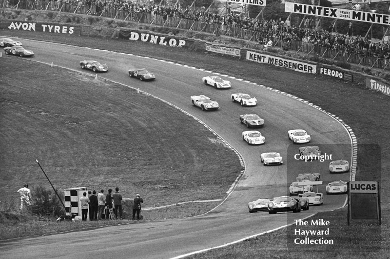 John Surtees/David Hobbs, Lola T70 Mk3, leading on first lap, Brands Hatch, BOAC 500 1967.
